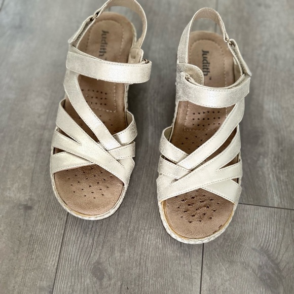 Judith REID Metallic Gold Strappy Sandals Comfort Metallic Golden sz 9 Hook Loop - Picture 12 of 16